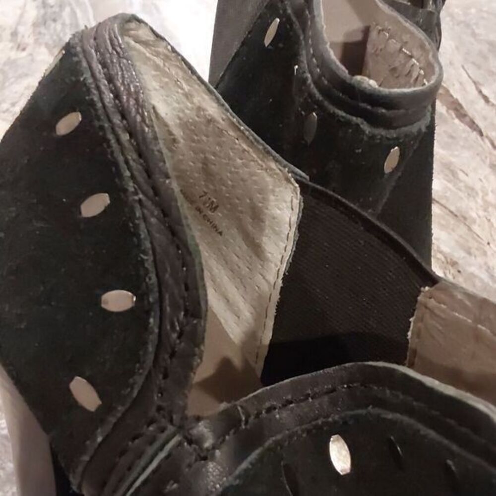 Levity 4 inch Black Suede Size 7 1/2 M Ankle Bootie - Picture 4 of 4
